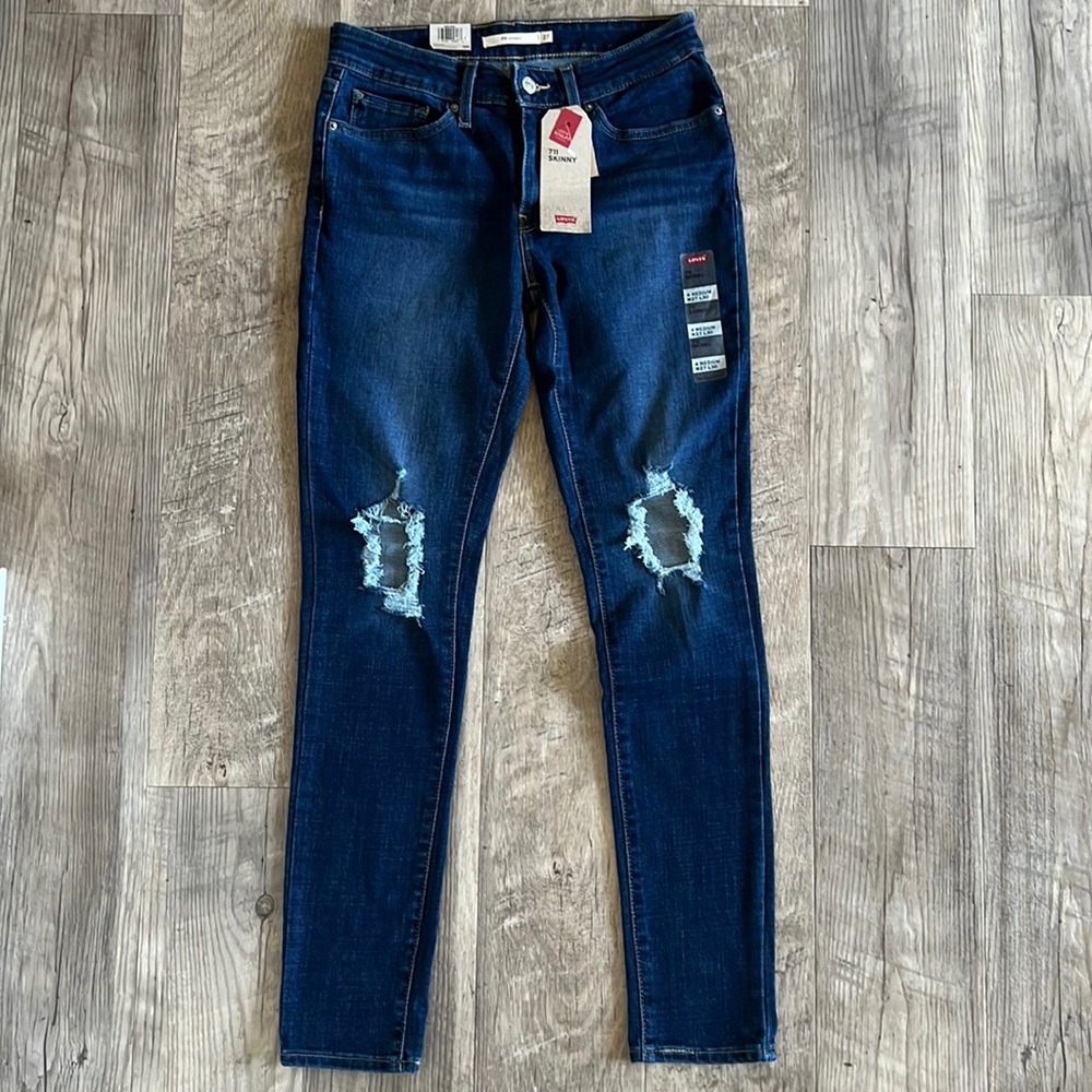 NWT Levi’s 711 Skinny Jeans.